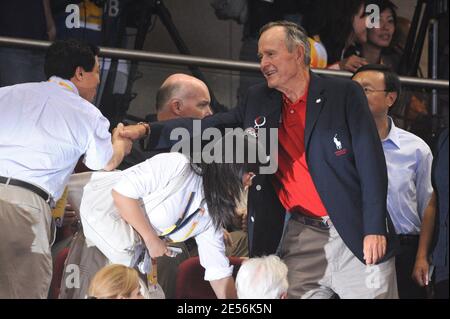 Der ehemalige US-Präsident George Herbert Walker Bush schüttelt sich beim Basketball-Basketballspiel zwischen den USA und China am 10. August 2008 am 2. Tag der XXIX. Olympischen Spiele in Peking, China, mit Außenminister Jang Jiechi die Hand. Foto von Gouhier-Hahn-Nebinger/Cameleon/ABACAPRESS.COM Stockfoto