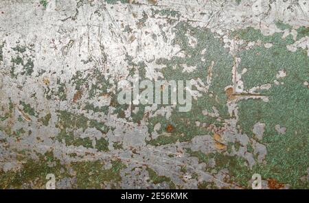 Foto einer rostigen alten Metallstruktur mit Kratzern und Farbe darauf. Stockfoto