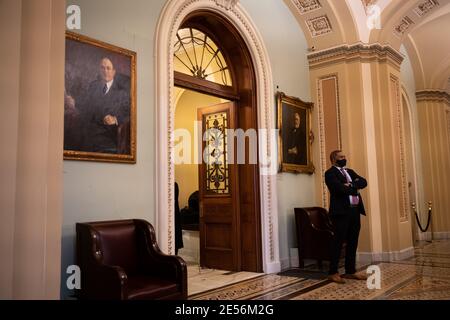 Washington, USA. Januar 2021. U.S. Capitol Police Officer Eugene Goodman steht am 26. Januar 2021 an der Tür zum US-Senat, im US-Capitol in Washington, DC. Der US-Senat setzt heute die Anhörung zur Kabinettsnominierung fort, wobei er die Nominierten von Präsident Biden für das Ministerium für innere Sicherheit und Handel berücksichtigt, während Janet Yellen gestern Abend als erste weibliche Sekretärin des Finanzministeriums bestätigt wurde. (Graeme Sloan/Sipa USA) Quelle: SIPA USA/Alamy Live News Stockfoto