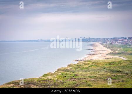 Blick von der Spitze des Warren Hill bei Hengistbury Head entlang der Küste von Southbourne und Boscombe Beach, Dorset, England, Großbritannien Stockfoto