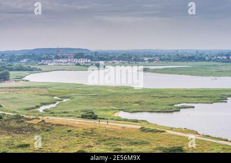 Anzeigen von Warren Hill in Hengistbury Head Landspitze Naturschutzgebiet über Christchurch Harbour Christchurch im Hintergrund, Dorset, England, Großbritannien Stockfoto