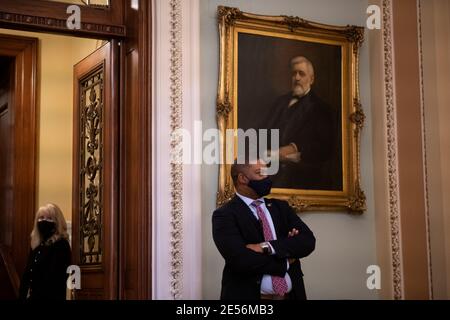 Washington, USA. Januar 2021. U.S. Capitol Police Officer Eugene Goodman steht am 26. Januar 2021 an der Tür zum US-Senat, im US-Capitol in Washington, DC. Der US-Senat setzt heute die Anhörung zur Kabinettsnominierung fort, wobei er die Nominierten von Präsident Biden für das Ministerium für innere Sicherheit und Handel berücksichtigt, während Janet Yellen gestern Abend als erste weibliche Sekretärin des Finanzministeriums bestätigt wurde. (Graeme Sloan/Sipa USA) Quelle: SIPA USA/Alamy Live News Stockfoto