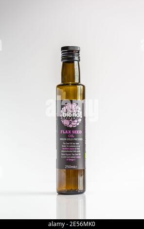 Eine Flasche BIONA Bio Leinsamen Öl gegen Weiß Hintergrund Stockfoto