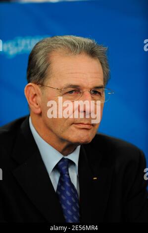 IOC-Präsident Jacques Rogge nimmt am 2. Tag der Olympischen Spiele 2008 in Peking, China, am 12. August 2008 am Finale des Säbelindividuums in der Fechthalle Teil. Foto von Gouhier-Hahn-Nebinger/Cameleon/ABACAPRESS.COM Stockfoto