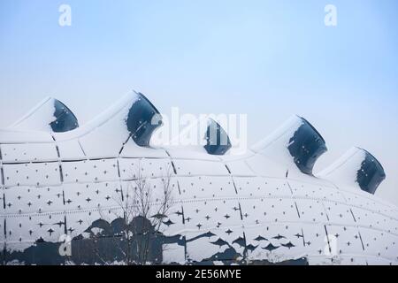 Graz, Österreich-03. Dezember 2020: Detail des Kunsthaus Graz-Gebäudes, des hochmodernen Kunstmuseums für zeitgenössische Kunst, mit Schnee im Winter, Steiermark regi Stockfoto