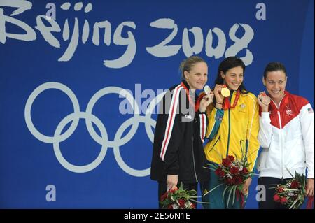 (L-R) Silbermedaillengewinner Kirsty Coventry aus Simbabwe, Goldmedaillengewinnerin Stephanie Rice aus Australien und Bronzemedaillengewinnerin Natalie Coughlin aus den Vereinigten Staaten stehen auf dem Podium während der Medaillenzeremonie für die 200-m-Einzelmedaille der Frauen, die am 5. Tag der Olympischen Spiele 2008 in Peking am 13. August 2008 im National Aquatics Centre stattfand. China. Foto von Gouhier-Hahn-Nebinger/Cameleon/ABACAPRESS.COM Stockfoto