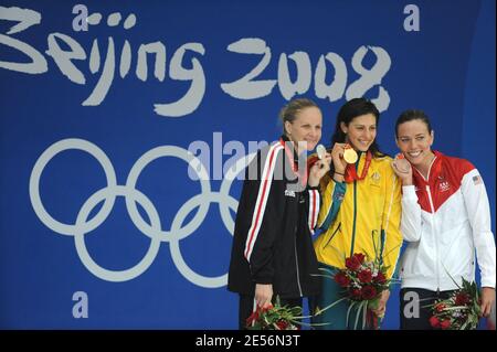 (L-R) Silbermedaillengewinner Kirsty Coventry aus Simbabwe, Goldmedaillengewinnerin Stephanie Rice aus Australien und Bronzemedaillengewinnerin Natalie Coughlin aus den Vereinigten Staaten stehen auf dem Podium während der Medaillenzeremonie für die 200-m-Einzelmedaille der Frauen, die am 5. Tag der Olympischen Spiele 2008 in Peking am 13. August 2008 im National Aquatics Centre stattfand. China. Foto von Gouhier-Hahn-Nebinger/Cameleon/ABACAPRESS.COM Stockfoto