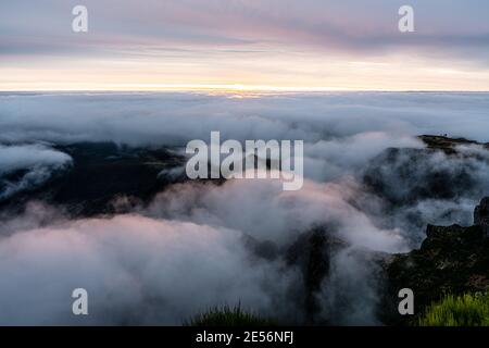 Sonnenaufgang auf dem Berggipfel Pico do Arieiro von Madeira Insel Stockfoto