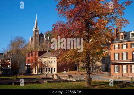 Alte Geschäftsgebäude entlang der Shanendoah Straße mit der St. Peters Kirche auf dem Hügel. Im Herbst, Herbst in Harpers Ferry, West Virginia. Stockfoto