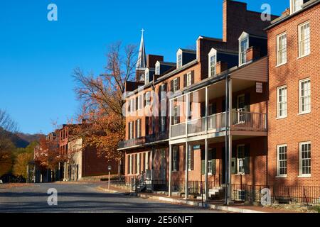 Alte Geschäftsgebäude entlang der Shanendoah Straße mit der St. Peters Kirche auf dem Hügel. Im Herbst, Herbst in Harpers Ferry, West Virginia. Stockfoto