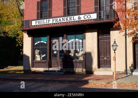 Das Philip Frankel & Co Geschäft an der Shanendoah Straße. Im Herbst, Herbst in Harpers Ferry, West Virginia. Stockfoto