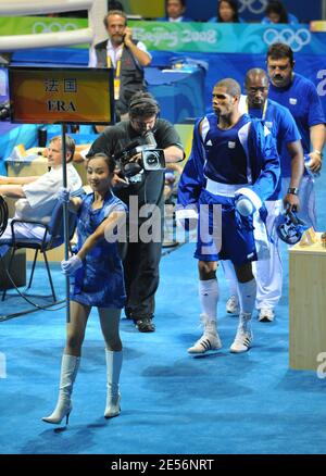 Der Franzose John Mbumba (Blau) gegen Colombie Julio Blanco (Rot) während ihrer Kampfkategorie Schwere 91 kg im Pekinger Arbeitergymnasium für die Olympischen Spiele 2008 in Peking am 13. August 2008. Foto von JM Psaila/ABACAPRESS.COM Stockfoto