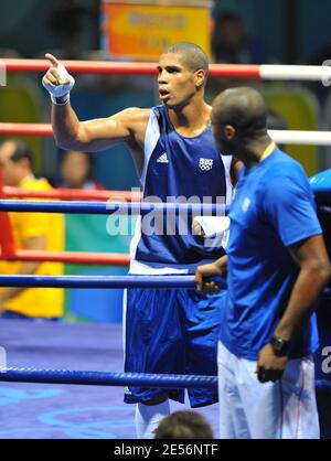 Der Franzose John Mbumba (Blau) gegen Colombie Julio Blanco (Rot) während ihrer Kampfkategorie Schwere 91 kg im Pekinger Arbeitergymnasium für die Olympischen Spiele 2008 in Peking am 13. August 2008. Foto von JM Psaila/ABACAPRESS.COM Stockfoto