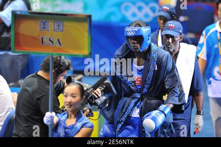 Die USA Deontay Wilder (Blau) gegen Algeries Abdelaziz Touilbini (Rot) während ihrer Kampfkategorie Schwere 91 kg im Pekinger Arbeitergymnasium für die Olympischen Spiele 2008 in Peking am 13. August 2008. Foto von JM Psaila/ABACAPRESS.COM Stockfoto