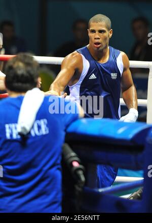 Der Franzose John Mbumba (Blau) gegen Colombie Julio Blanco (Rot) während ihrer Kampfkategorie Schwere 91 kg im Pekinger Arbeitergymnasium für die Olympischen Spiele 2008 in Peking am 13. August 2008. Foto von JM Psaila/ABACAPRESS.COM Stockfoto