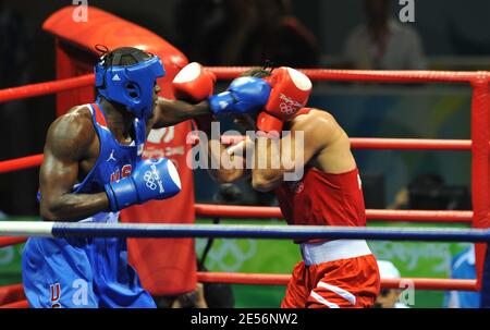 Die USA Deontay Wilder (Blau) gegen Algeries Abdelaziz Touilbini (Rot) während ihrer Kampfkategorie Schwere 91 kg im Pekinger Arbeitergymnasium für die Olympischen Spiele 2008 in Peking am 13. August 2008. Foto von JM Psaila/ABACAPRESS.COM Stockfoto