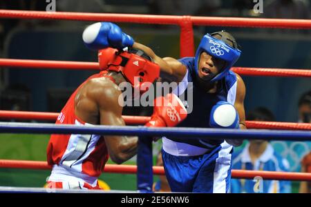 Der Franzose John Mbumba (Blau) gegen Colombie Julio Blanco (Rot) während ihrer Kampfkategorie Schwere 91 kg im Pekinger Arbeitergymnasium für die Olympischen Spiele 2008 in Peking am 13. August 2008. Foto von JM Psaila/ABACAPRESS.COM Stockfoto