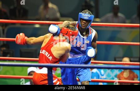 Die USA Deontay Wilder (Blau) gegen Algeries Abdelaziz Touilbini (Rot) während ihrer Kampfkategorie Schwere 91 kg im Pekinger Arbeitergymnasium für die Olympischen Spiele 2008 in Peking am 13. August 2008. Foto von JM Psaila/ABACAPRESS.COM Stockfoto