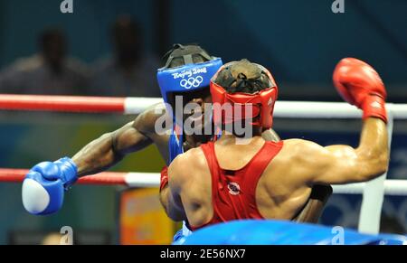 Die USA Deontay Wilder (Blau) gegen Algeries Abdelaziz Touilbini (Rot) während ihrer Kampfkategorie Schwere 91 kg im Pekinger Arbeitergymnasium für die Olympischen Spiele 2008 in Peking am 13. August 2008. Foto von JM Psaila/ABACAPRESS.COM Stockfoto