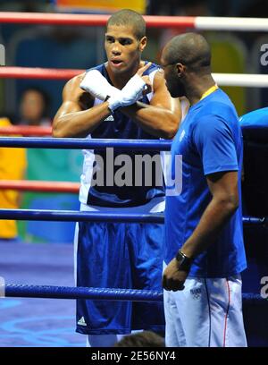 Der Franzose John Mbumba (Blau) gegen Colombie Julio Blanco (Rot) während ihrer Kampfkategorie Schwere 91 kg im Pekinger Arbeitergymnasium für die Olympischen Spiele 2008 in Peking am 13. August 2008. Foto von JM Psaila/ABACAPRESS.COM Stockfoto