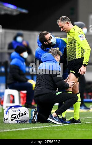 Mailand, Italien. Januar 2021. MAILAND, ITALIEN - 26. Januar 2021: Schiedsrichter Paolo Valeri wird beim Fußballspiel Coppa Italia zwischen dem FC Internazionale und dem AC Mailand verletzt. (Foto von Nicolò Campo/Sipa USA) Quelle: SIPA USA/Alamy Live News Stockfoto