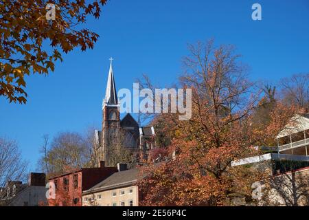 Alte Geschäftsgebäude entlang der Shanendoah Straße mit der St. Peters Kirche auf dem Hügel. Im Herbst, Herbst in Harpers Ferry, West Virginia. Stockfoto