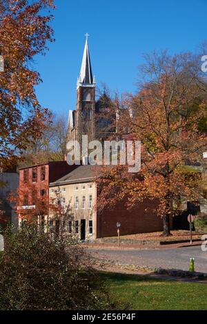 Alte Geschäftsgebäude entlang der Shanendoah Straße mit der St. Peters Kirche auf dem Hügel. Im Herbst, Herbst in Harpers Ferry, West Virginia. Stockfoto