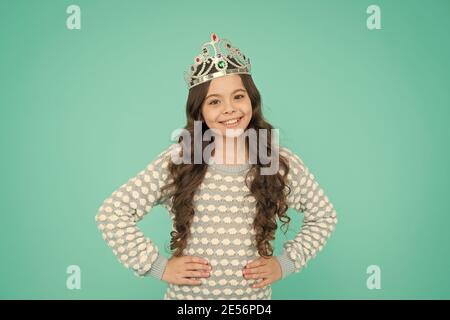 Heute will ich Prinzessin sein. Kleine Prinzessin Lächeln blauen Hintergrund. Prinzessin Mädchen tragen Krone. Glückliche Prinzessin mit Schönheit aussehen. Friseursalon. Mode-Accessoires und Stil. Genial und Küken. Stockfoto