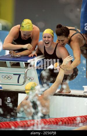 Bronte Barratt, Kylie Palmer, Linda Mackenzie und Stephanie Rice aus Australien feiern den Gewinn des 4 x 200 m Freistil-Staffelfinales der Frauen und die Goldmedaille, die am 6. Tag der Olympischen Spiele 2008 in Peking am 14. August 2008 im Nationalen Wassersportzentrum in Peking, China, ausgetragen wird. Das australische Team beendete das Rennen in einer Zeit von 7:44.31, einem neuen World ReCOMrd. Foto von Gouhier-Hahn-Nebinger/Cameleon/ABACAPRESS.CO Stockfoto