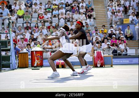 Die USA Serena Williams und Venus Williams gegen Alona Bondarenko und Kateryna Bondarenko aus der Ukraine während des Halbfinales der Frauen im Olympic Green Tennis Center am 8. Tag der Olympischen Spiele 2008 in Peking am 16. August 2008. Foto von Gouhier/Hahn/Nebinger/ABACAPRESS.COM Stockfoto