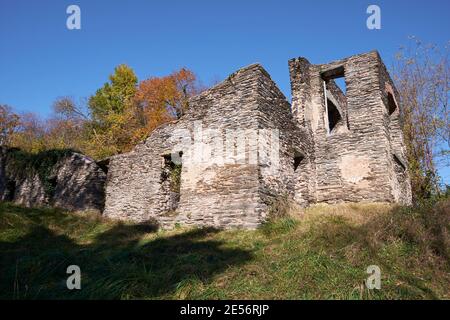 Die steinernen Ruinen der alten St. John's Episcopal Kirche. Im Herbst, Herbst in Harpers Ferry, West Virginia. Stockfoto