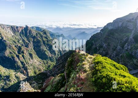 Schöne Berglandschaft in der Nähe des Berggipfs Pico do Arierio Auf der Insel Madeira Stockfoto