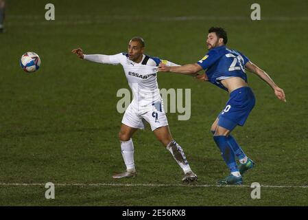 Birkenhead, Großbritannien. Januar 2021. James Vaughan von Tranmere Rovers (l) wird von Connor Hall of Harrogate Town. EFL Skybet Football League Two Match, Tranmere Rovers gegen Harrogate Town im Prenton Park, Birkenhead, Wirral am Dienstag, 26. Januar 2021. Dieses Bild darf nur für redaktionelle Zwecke verwendet werden. Nur redaktionelle Verwendung, Lizenz für kommerzielle Nutzung erforderlich. Keine Verwendung in Wetten, Spiele oder ein einzelner Club / Liga / Spieler Publikationen.pic von Chris Stading / Andrew Orchard Sport Fotografie / Alamy Live News Kredit: Andrew Orchard Sport Fotografie / Alamy Live News Stockfoto