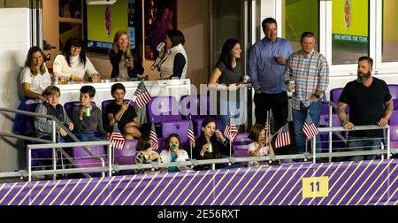 Orlando, Usa. Januar 2021. Die Fans erwarten den Start des Freundschaftsspiel der Women's International zwischen den Vereinigten Staaten und Kolumbien im Exploria Stadium in Orlando, Florida. *KEINE KOMMERZIELLE NUTZUNG. Kredit: SPP Sport Presse Foto. /Alamy Live Nachrichten Stockfoto