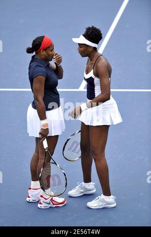 Die USA Serena Williams und Venus Williams besiegten 6-2, 6-0, die Spanier Virginia Ruano Pascual und Anabel Medina Garrigues im Doppel-Endspiel der Olympischen Spiele in Peking Tag 9 im Olympic Green Tennis Center am 9. Tag der Peking 2008 am 17. August 2008. Foto von Gouhier-Hahn-Nebinger/Cameleon/ABACAPRESS.COM Stockfoto