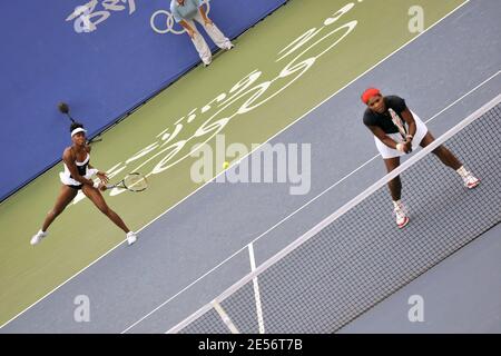 Die USA Serena Williams und Venus Williams besiegten 6-2, 6-0, die Spanier Virginia Ruano Pascual und Anabel Medina Garrigues im Doppel-Endspiel der Olympischen Spiele in Peking Tag 9 im Olympic Green Tennis Center am 9. Tag der Peking 2008 am 17. August 2008. Foto von Gouhier-Hahn-Nebinger/Cameleon/ABACAPRESS.COM Stockfoto