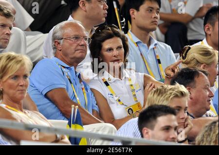 Schwedens König Carl XVI Gustaf und seine Frau Königin Silvia unterstützen Johansson Thomas und Aspelin Simon aus Schweden gegen Federer Roger und Stanislas Wawrinka am 8. Tag der Olympischen Spiele 2008 in Peking, China am 16. August 2008. Foto von Hahn/Gouhier/Nebinger/ABACAPRESS.COM Stockfoto