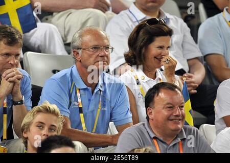 Schwedens König Carl XVI Gustaf und seine Frau Königin Silvia unterstützen Johansson Thomas und Aspelin Simon aus Schweden gegen Federer Roger und Stanislas Wawrinka am 8. Tag der Olympischen Spiele 2008 in Peking, China am 16. August 2008. Foto von Hahn/Gouhier/Nebinger/ABACAPRESS.COM Stockfoto