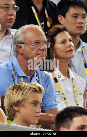 Schwedens König Carl XVI Gustaf und seine Frau Königin Silvia unterstützen Johansson Thomas und Aspelin Simon aus Schweden gegen Federer Roger und Stanislas Wawrinka am 8. Tag der Olympischen Spiele 2008 in Peking, China am 16. August 2008. Foto von Hahn/Gouhier/Nebinger/ABACAPRESS.COM Stockfoto