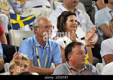 Schwedens König Carl XVI Gustaf und seine Frau Königin Silvia unterstützen Johansson Thomas und Aspelin Simon aus Schweden gegen Federer Roger und Stanislas Wawrinka am 8. Tag der Olympischen Spiele 2008 in Peking, China am 16. August 2008. Foto von Hahn/Gouhier/Nebinger/ABACAPRESS.COM Stockfoto