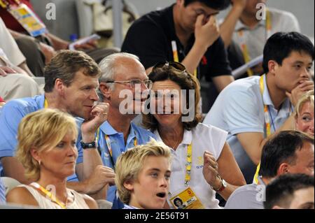 Schwedens König Carl XVI Gustaf und seine Frau Königin Silvia unterstützen Johansson Thomas und Aspelin Simon aus Schweden gegen Federer Roger und Stanislas Wawrinka am 8. Tag der Olympischen Spiele 2008 in Peking, China am 16. August 2008. Foto von Hahn/Gouhier/Nebinger/ABACAPRESS.COM Stockfoto