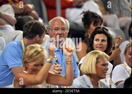 Schwedens König Carl XVI Gustaf und seine Frau Königin Silvia unterstützen Johansson Thomas und Aspelin Simon aus Schweden gegen Federer Roger und Stanislas Wawrinka am 8. Tag der Olympischen Spiele 2008 in Peking, China am 16. August 2008. Foto von Hahn/Gouhier/Nebinger/ABACAPRESS.COM Stockfoto