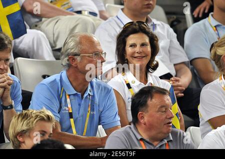 Schwedens König Carl XVI Gustaf und seine Frau Königin Silvia unterstützen Johansson Thomas und Aspelin Simon aus Schweden gegen Federer Roger und Stanislas Wawrinka am 8. Tag der Olympischen Spiele 2008 in Peking, China am 16. August 2008. Foto von Hahn/Gouhier/Nebinger/ABACAPRESS.COM Stockfoto