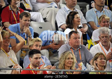 Schwedens König Carl XVI Gustaf und seine Frau Königin Silvia unterstützen Johansson Thomas und Aspelin Simon aus Schweden gegen Federer Roger und Stanislas Wawrinka am 8. Tag der Olympischen Spiele 2008 in Peking, China am 16. August 2008. Foto von Hahn/Gouhier/Nebinger/ABACAPRESS.COM Stockfoto