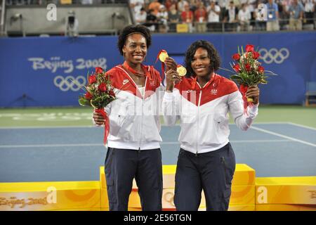 Die USA Serena Williams und Venus Williams posieren mit ihrer Goldmedaille nach dem Doppel-Endspiel der Frauen beim Tag der Olympischen Spiele in Peking 9 im Olympic Green Tennis Center am Tag 9 der Peking 2008 am 17. August 2008. Foto von Gouhier-Hahn-Nebinger/Cameleon/ABACAPRESS.COM Stockfoto