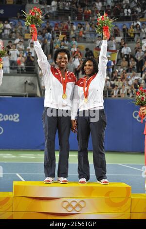 Die USA Serena Williams und Venus Williams posieren mit ihrer Goldmedaille nach dem Doppel-Endspiel der Frauen beim Tag der Olympischen Spiele in Peking 9 im Olympic Green Tennis Center am Tag 9 der Peking 2008 am 17. August 2008. Foto von Gouhier-Hahn-Nebinger/Cameleon/ABACAPRESS.COM Stockfoto