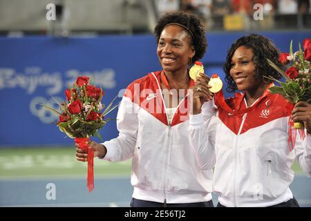 Die USA Serena Williams und Venus Williams posieren mit ihrer Goldmedaille nach dem Doppel-Endspiel der Frauen beim Tag der Olympischen Spiele in Peking 9 im Olympic Green Tennis Center am Tag 9 der Peking 2008 am 17. August 2008. Foto von Gouhier-Hahn-Nebinger/Cameleon/ABACAPRESS.COM Stockfoto