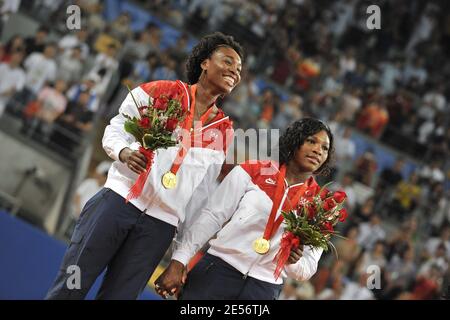 Die USA Serena Williams und Venus Williams posieren mit ihrer Goldmedaille nach dem Doppel-Endspiel der Frauen beim Tag der Olympischen Spiele in Peking 9 im Olympic Green Tennis Center am Tag 9 der Peking 2008 am 17. August 2008. Foto von Gouhier-Hahn-Nebinger/Cameleon/ABACAPRESS.COM Stockfoto