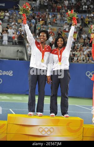 Die USA Serena Williams und Venus Williams posieren mit ihrer Goldmedaille nach dem Doppel-Endspiel der Frauen beim Tag der Olympischen Spiele in Peking 9 im Olympic Green Tennis Center am Tag 9 der Peking 2008 am 17. August 2008. Foto von Gouhier-Hahn-Nebinger/Cameleon/ABACAPRESS.COM Stockfoto