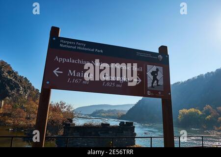Ein Schild für den Appalachian National Scenic Trail an den Flüssen Potomac und Shenandoah. Im Herbst in Harpers Ferry, West Virginia. Stockfoto